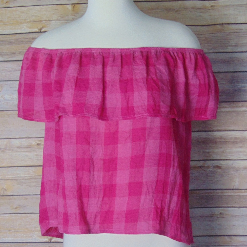 😁. 3 for $15 - NWT - Pink ruffled top Size M.  Made in USA